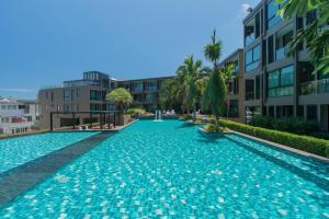 Ban Ao MakhamPixel - Studio Cape Panwa Ocean Front Partial Seaview的建筑物中间的游泳池