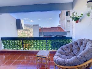 un soggiorno con 2 sedie e un balcone di Casa Pico dos Barcelos by LovelyStay a Funchal