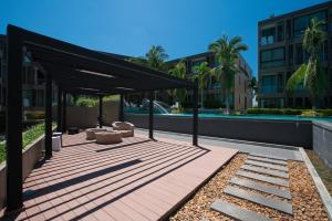 un patio in un edificio con piscina di Studio Cape Panwa Ocean Front Partial SeaviewSwimming Pool View with Super WIFI a Ban Ao Makham