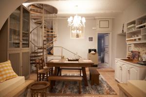 Posedenie v ubytovaní Dandy Villas Dimitsana - a family ideal charming home in a quaint historic neighborhood - 2 fireplaces for romantic nights