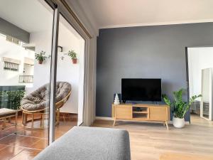 Télévision ou salle de divertissement dans l'établissement Casa Pico dos Barcelos by LovelyStay