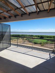 vistas al océano desde el balcón de una casa en Departamento Ribera en Ramallo