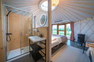 sypialnia z łóżkiem i umywalką w pokoju w obiekcie Izera Glamping Adults - Luksusowe jurty&spa (adults only) w mieście Gajowka