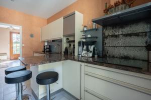 Kuchyňa alebo kuchynka v ubytovaní Villa avec piscine entre Beauval et châteaux*