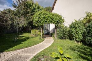 Vonkajšia záhrada v ubytovaní Villa avec piscine entre Beauval et châteaux*