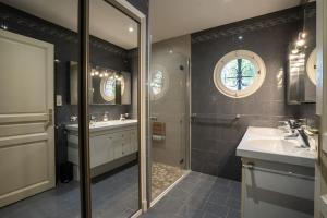 Kúpeľňa v ubytovaní Villa avec piscine entre Beauval et châteaux*