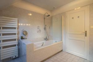 Kúpeľňa v ubytovaní Villa avec piscine entre Beauval et châteaux*