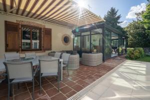 Patio alebo iná vonkajšia časť ubytovania Villa avec piscine entre Beauval et châteaux*