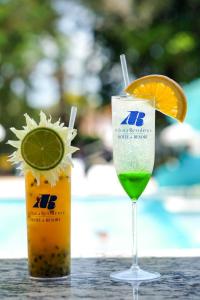 a drink with a slice of lime in a glass at Atibaia Residence Hotel & Resort in Atibaia