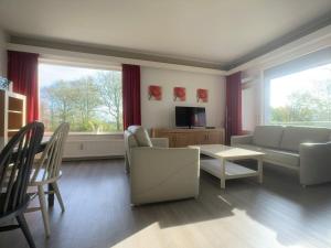 ein Wohnzimmer mit einem Sofa und einem Tisch in der Unterkunft Wijk de Brabander 62 in Cadzand