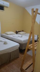 Zimmer mit 2 Betten und einer Leiter in der Unterkunft Pousada Descanso de Casa in João Pessoa