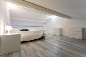 una camera con un letto e due comodini di InnPisaRentals - Charme Pisa Toscana 1 a Pisa