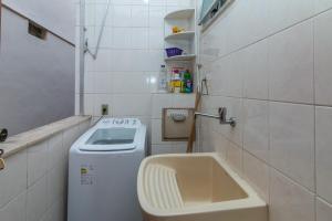 Baño pequeño con aseo y lavamanos en Copacabana Apartamento - Ouro, en Río de Janeiro
