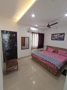 AkteshwarにあるHR Homestayのベッドルーム1室(ベッド1台、椅子付)