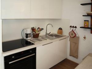 Appartement Les Orres, 2 pièces, 6 personnes - FR-1-322-146にあるキッチンまたは簡易キッチン