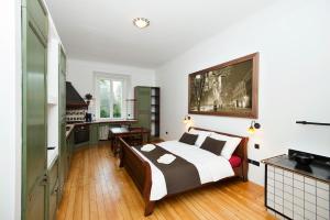 1 dormitorio con 1 cama y cocina en Zois Apartments en Liubliana