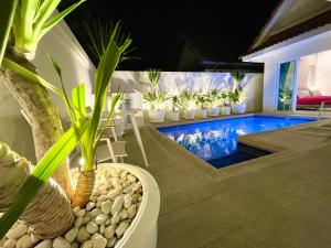 Bazén v ubytování View Talay Villas - Luxury, 2 Bedroom - private pool villa, 500m from Jomtien beach - VTV 45 nebo v jeho okolí