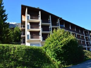 ル・グラン・ボルナンにあるAppartement Le Grand-Bornand, 2 pièces, 6 personnes - FR-1-241-205の目の前に茂みのあるアパートメントビル