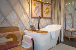 łazienka z wanną z laptopa w obiekcie Izera Glamping Adults - Luksusowe jurty&spa (adults only) w mieście Gajowka