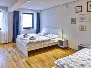 a bedroom with two beds and a window at Innheaven Apartments in Innsbruck