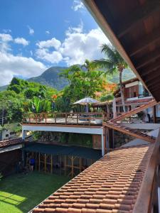 uma varanda de um resort com vista para as montanhas em CuatroCinco e Mundo BT - Casa de Hospedagem de Pessoas e Pets em São Sebastião