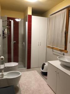 a bathroom with two sinks and a shower at casa Olivieri in Carisolo