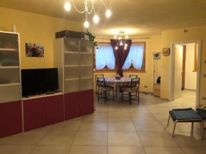 eine Küche und ein Esszimmer mit einem Tisch und Stühlen in der Unterkunft casa Olivieri in Carisolo