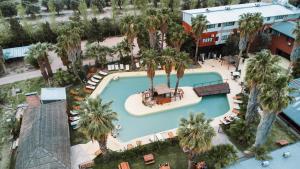 Bazén v ubytování Hotel Puesta del Sol nebo v jeho okolí