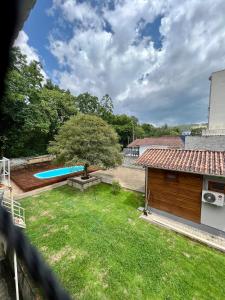 an image of a yard with a pool at Chalés no meu quintal in Lauro Müller