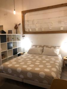 サレルノにあるCasa Vittoriaのベッドルーム1室(大型ベッド1台、ランプ2つ付)