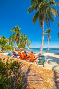 Dos personas sentadas en tumbonas en la playa en Quinta del Mar Tintipán, en Isla Mucura