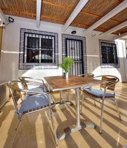 comedor con mesa de madera y sillas en Lovely 3-Bed Bungalow in Camposol Mazarron Spain, en Mazarrón
