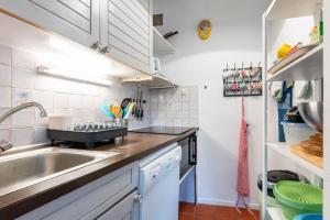 Kuchyňa alebo kuchynka v ubytovaní Maison pour 6 - Noirmoutier - Terrasse