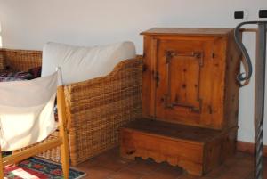 ファルコーネにあるCasa Vacanza Casinello 1の木造のキャビネットと椅子