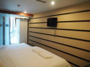 7B-Short-term rental allowed-5BRs Downtown Bangkok的电视和/或娱乐中心