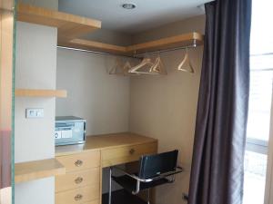7B-Short-term rental allowed-5BRs Downtown Bangkok的厨房或小厨房