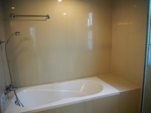 7B-Short-term rental allowed-5BRs Downtown Bangkok的一间浴室