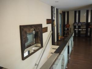 7B-Short-term rental allowed-5BRs Downtown Bangkok的电视和/或娱乐中心