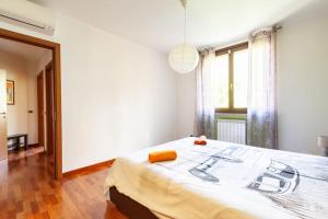 een slaapkamer met een groot bed in een kamer bij Casa Azzurra - by Host4U in San Donato Milanese