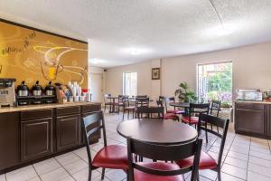 a restaurant with tables and chairs in a room at Red Roof Inn Hardeeville in Hardeeville