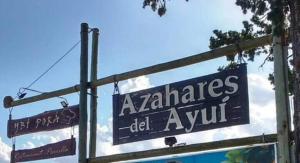 twee straatborden aan de zijkant van een gebouw bij Cabañas de Ayui in Concordia