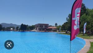 una gran piscina con bandera en el medio en Temporario Salta en Salta