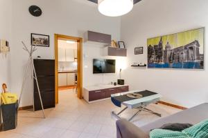 salon z kanapą i telewizorem w obiekcie RomagnaBNB La Scranna w Forli