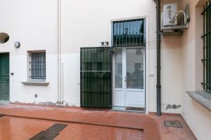una entrada a un edificio con una puerta de cristal en RomagnaBNB La Scranna en Forlì