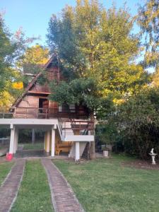 Casa de madera con porche y escalera en LA ALPINA en Dique Luján