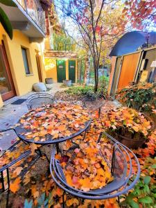 dwie tabele pokryte liśćmi na ziemi w obiekcie Agriturismo Casa de Colores w mieście Moretta