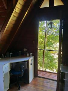 Habitación en el ático con escritorio y ventana en LA ALPINA en Dique Luján