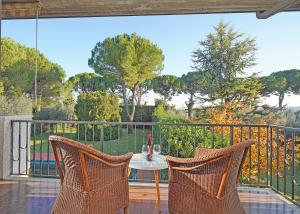 patio ze stołem i 2 krzesłami na balkonie w obiekcie Villetta Quiete - Gardagate w mieście Padenghe sul Garda