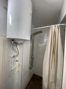 a shower with a water tank and a shower curtain at Dušan lux vracar hram in Vračar (historical)