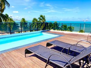 una piscina en un balcón con vistas al océano en IMPERIAL SUÍTES Flat - Cabo Branco by PenareiaTurBr, en João Pessoa